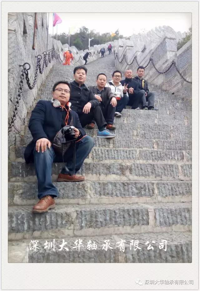 古城墻，坐在最前邊的是號稱體重130的時尚達人—九哥